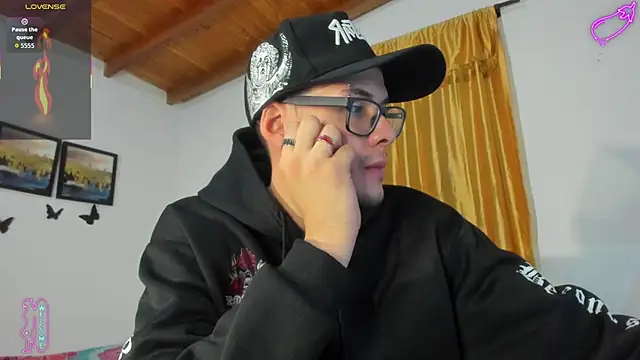 Vlad__night live cam on StripChat