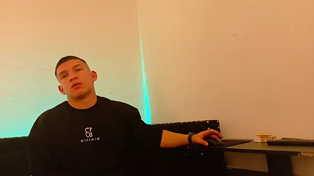 Apolo_Warrior live cam on StripChat