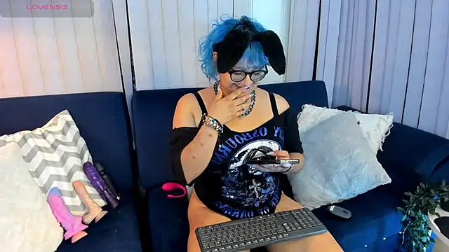 Blue_Cherry live cam on StripChat