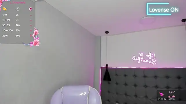 scarletcherry18 live cam on StripChat