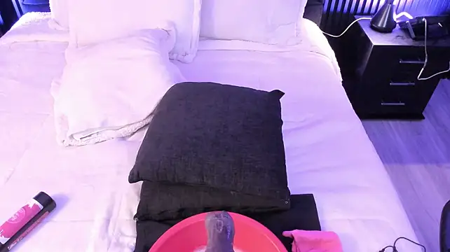 MiiaaMoonroee live cam on StripChat