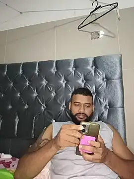 soywilly18 live cam on StripChat
