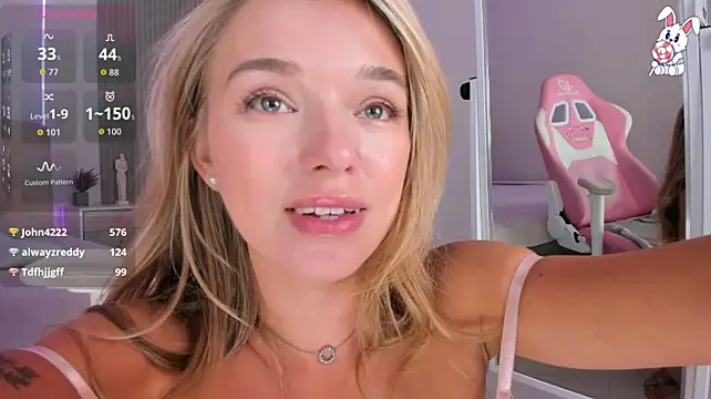 VirginChloe live cam on StripChat