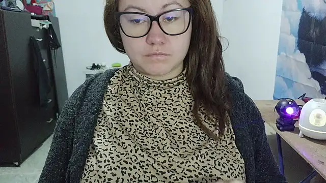 curly_greeneyed live cam on StripChat