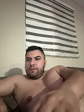 raulgzz4 live cam on StripChat