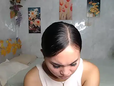 ur_asiankat live cam on StripChat