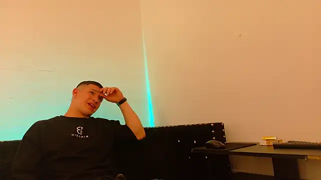 Apolo_Warrior live cam on StripChat