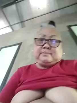 YourMomy- live cam on StripChat