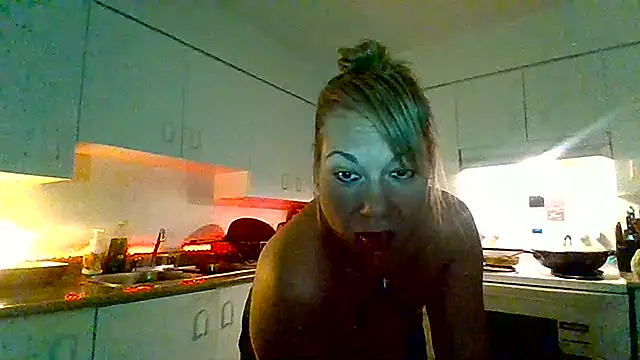 BadGal4480 live cam on StripChat
