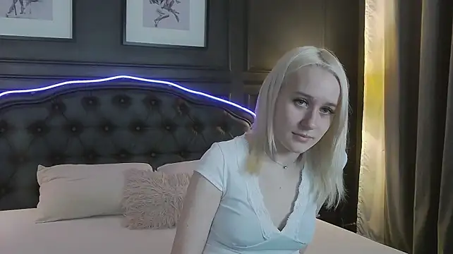 EmmaLaurentis live cam on StripChat
