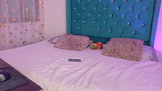 Lilly_Peach22 live cam on StripChat