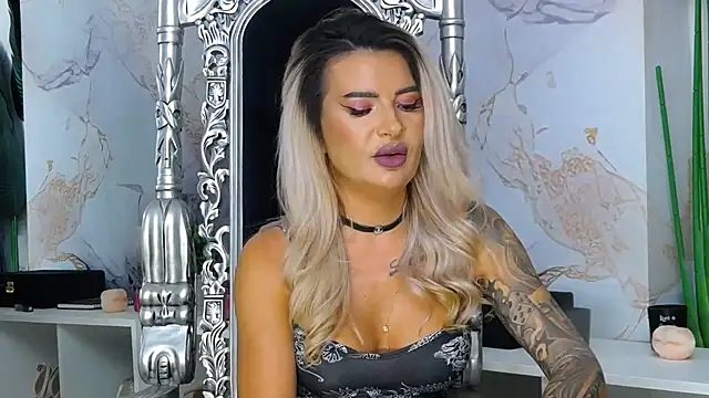 NightshadeIris live cam on StripChat