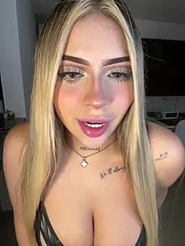 MiaWhitePink_ live cam on StripChat