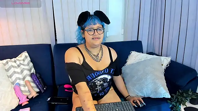 Blue_Cherry live cam on StripChat