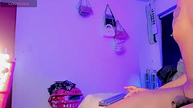 naomy__xx live cam on StripChat
