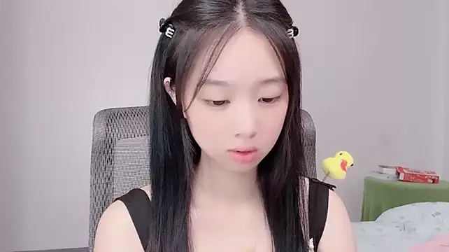 Yoyo33355 live cam on StripChat