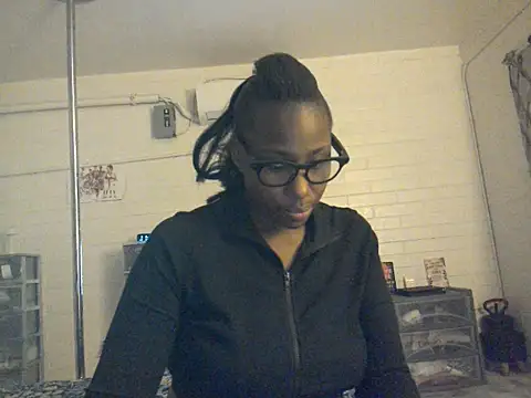 Xochillovemoney2 live cam on StripChat