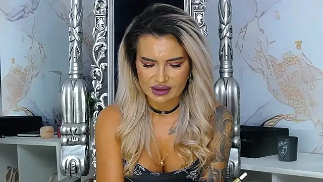 NightshadeIris live cam on StripChat