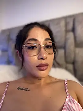 Alhara_Luna live cam on StripChat