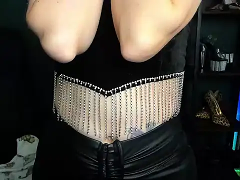 loveHeidi live cam on StripChat