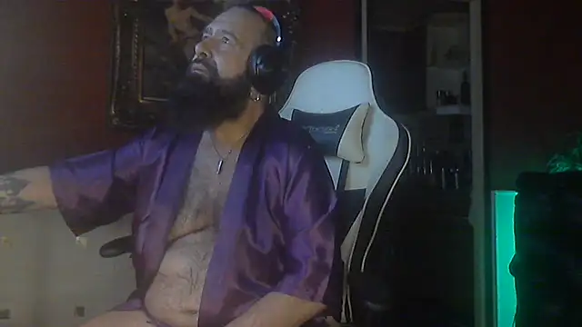 maseurbeardedpig live cam on StripChat
