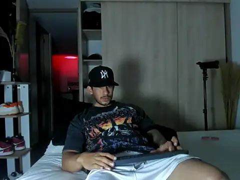 Dammianmiller live cam on StripChat