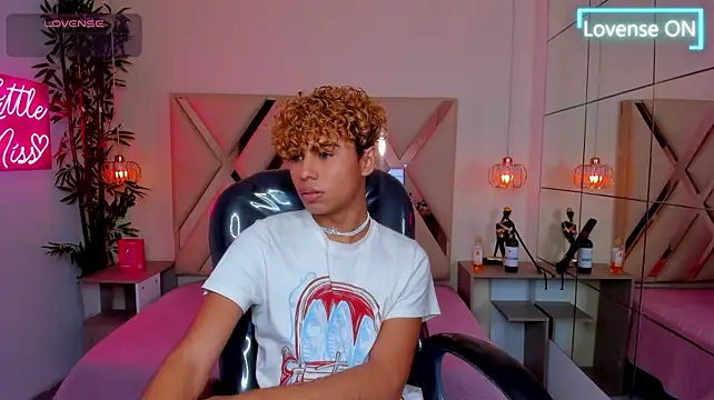 Anyelo_Twink live cam on StripChat