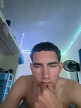 Guevon123 live cam on StripChat