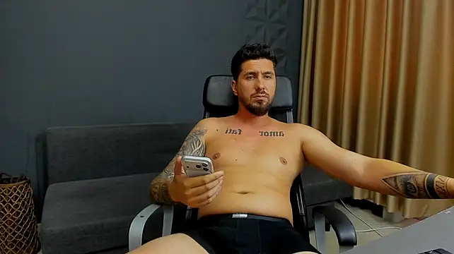 LoganStroud live cam on StripChat