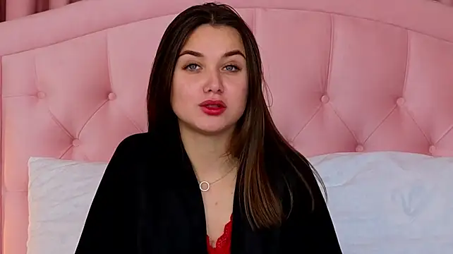 JulietteHembers live cam on StripChat