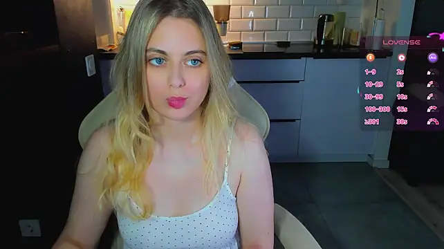 blonde_kellyy live cam on StripChat