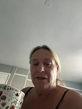 Blondnboujee53 live sex cam