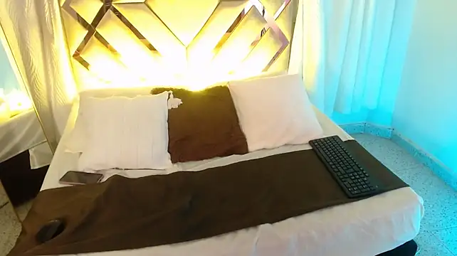 MilaMonroeX webcam