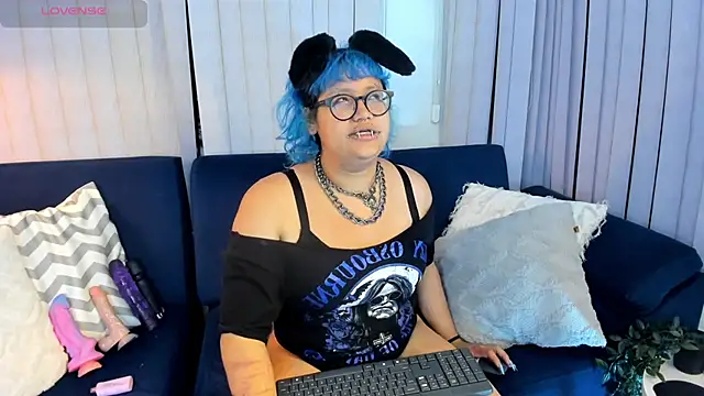 Blue_Cherry live cam on StripChat