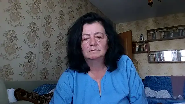 GypsiQueen2 live cam on StripChat
