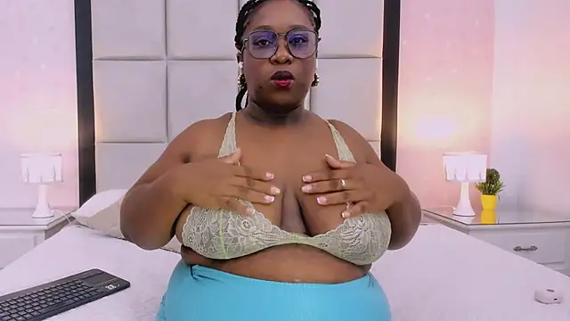 TreisyVixen live cam on StripChat
