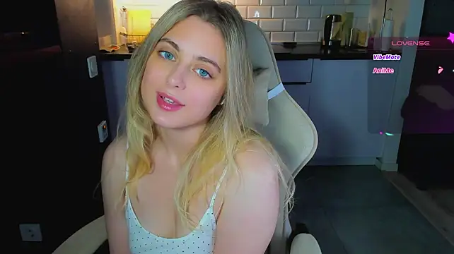 blonde_kellyy live cam on StripChat