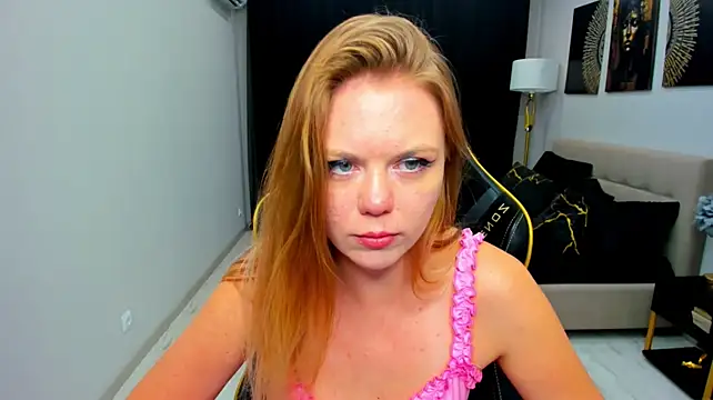Strawberrye live cam on StripChat