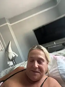 Blondnboujee53 live cam on StripChat