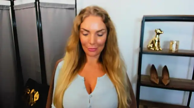 AulloraHoney live cam on StripChat