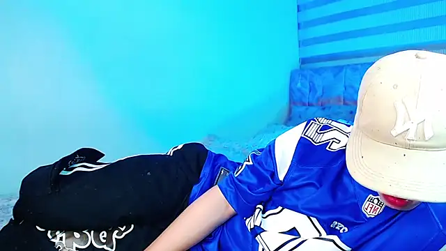 _justinmoon2 live cam on StripChat
