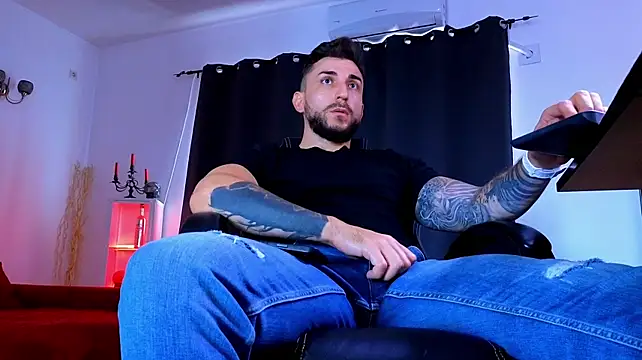 MightyAaron66 live cam on StripChat