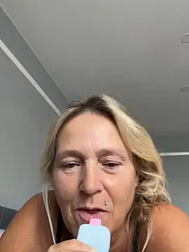 Blondnboujee53 webcam
