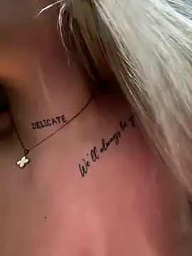 MiaWhitePink_ webcam