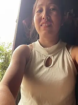 Huonglyna live cam on StripChat