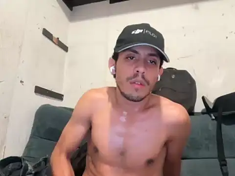 luiscachondito99 live cam on StripChat