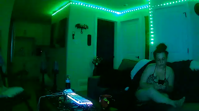 Queenemerald live cam on StripChat