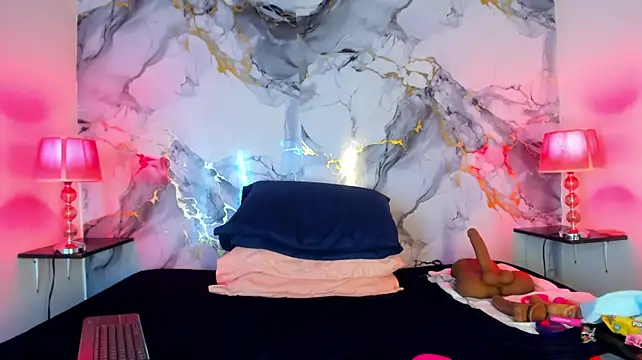LucianaMadura1 live cam on StripChat
