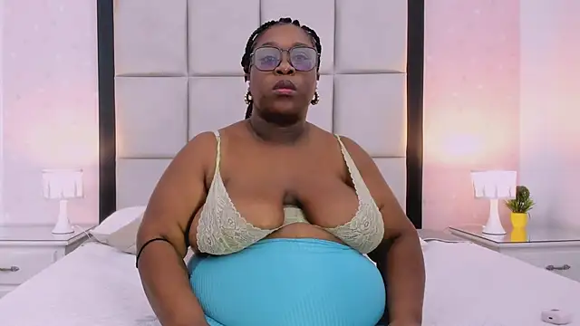 TreisyVixen live cam on StripChat