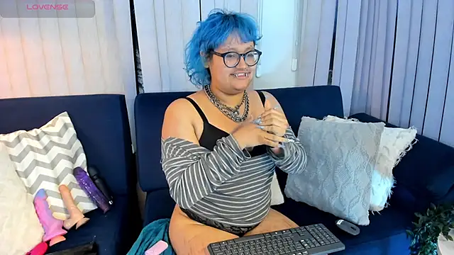 Blue_Cherry live cam on StripChat